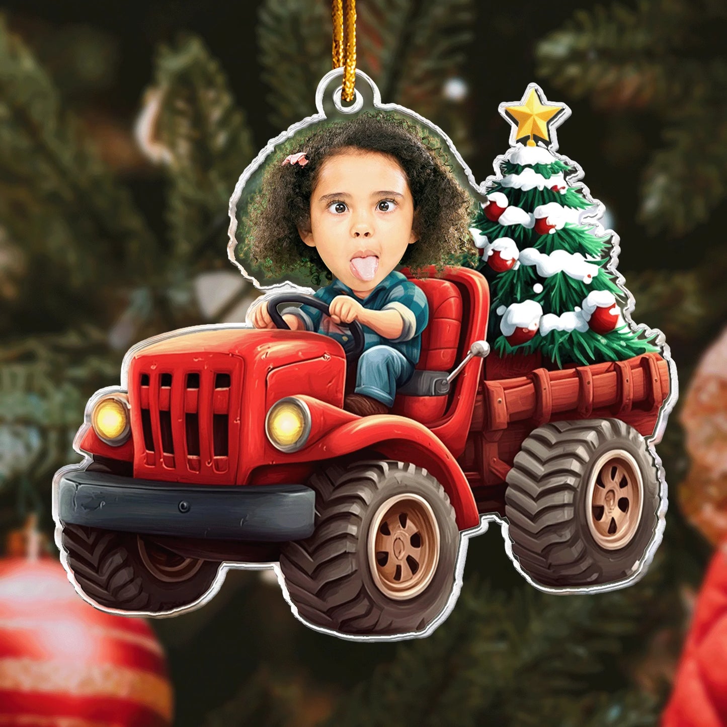 Personalisierter Weihnachtsschmuck – Kind in rotem Lastwagen mit Weihnachtsbaum