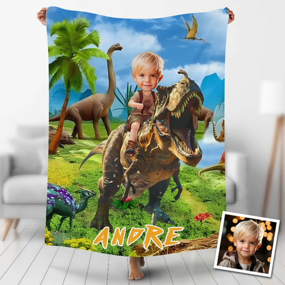 Personalisierte Decke / Handtuch – Junge reitet auf Dinosaurier