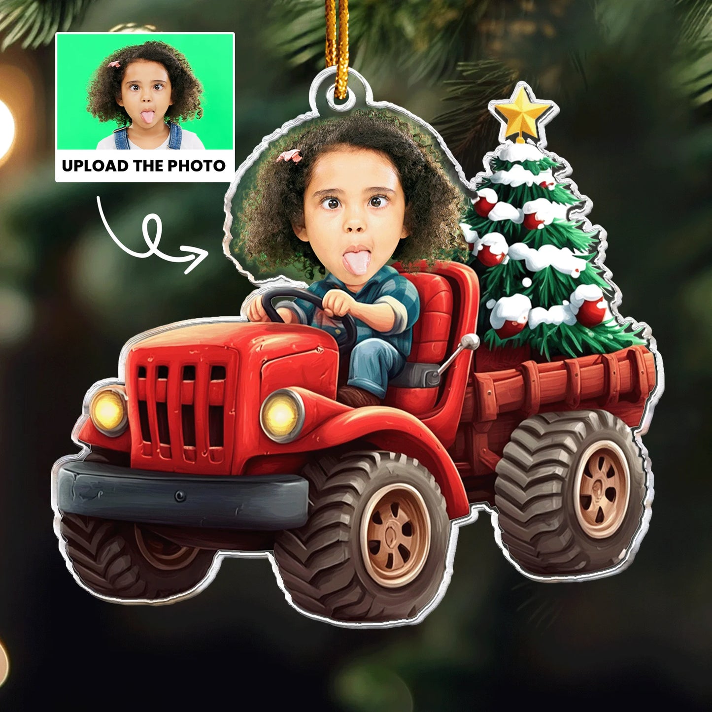 Personalisierter Weihnachtsschmuck – Kind in rotem Lastwagen mit Weihnachtsbaum