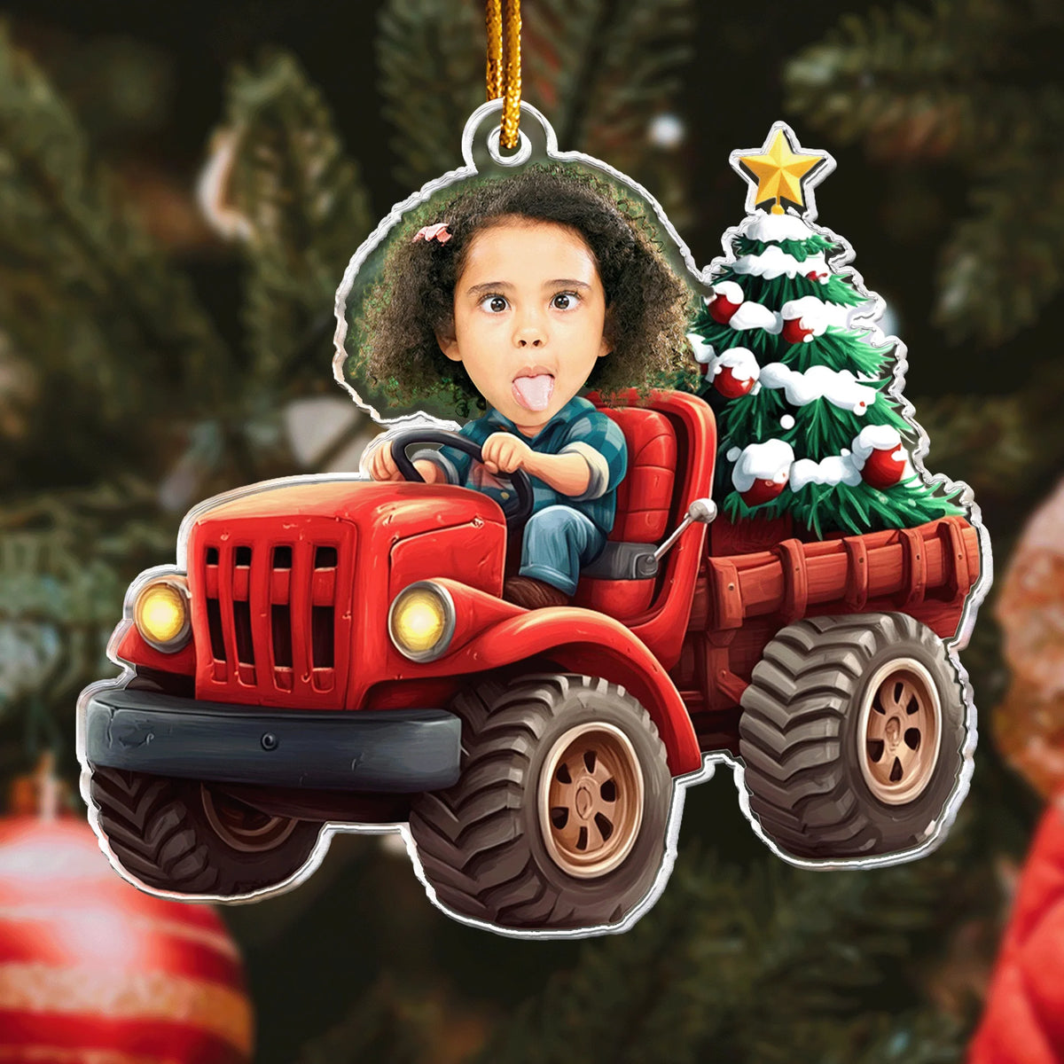 Personalisierter Weihnachtsschmuck – Kind in rotem Lastwagen mit Weihnachtsbaum