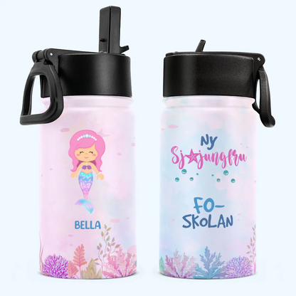 Personalisierte Trinkflasche für Kinder mit Strohhalmdeckel (350 ml) – Kleine Meerjungfrau in der Schule