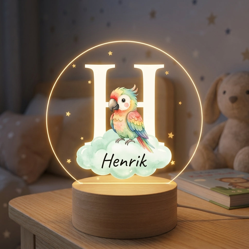 Personligt LED-nattljus med bokstaven H, papegoja och namnet Henrik på nattduksbord