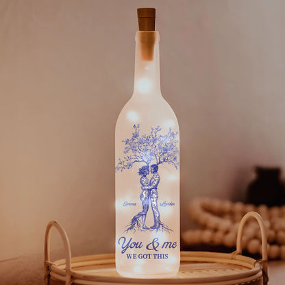 Personalisierte Flaschenlampe – Hochzeitstagsgeschenk im Toile-de-Jouy-Stil