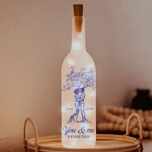Personalisierte Flaschenlampe – Hochzeitstagsgeschenk im Toile-de-Jouy-Stil