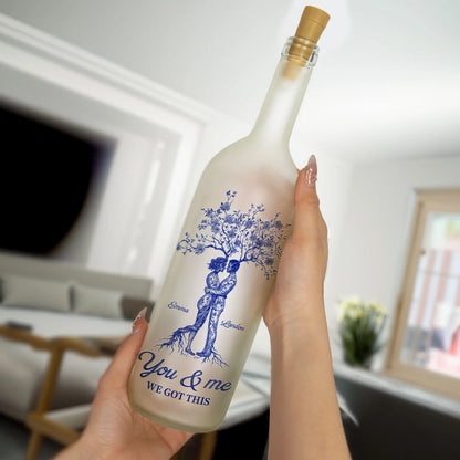 Personalisierte Flaschenlampe – Hochzeitstagsgeschenk im Toile-de-Jouy-Stil